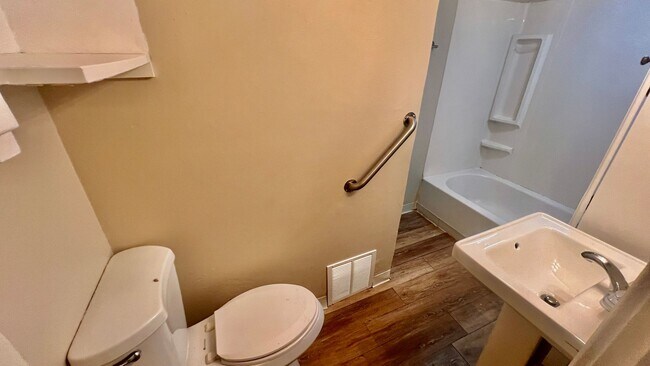 Building Photo - Ginormous 6 Bed Single Family Home | Main Level Laundry | Appliances Included | Rear Deck & Front...