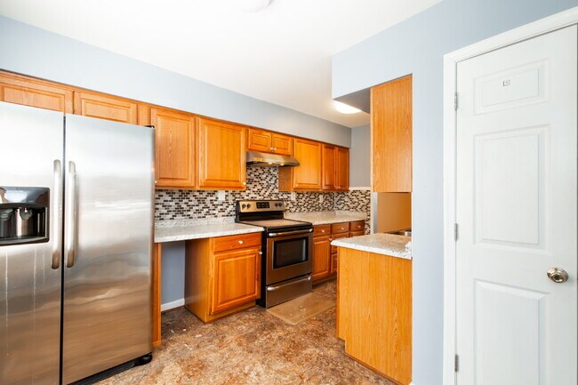 Building Photo - Spacious end-unit three-level townhome featuring 2 bedrooms and 2.5 bathrooms