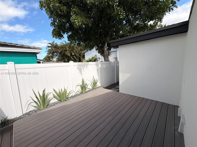 Building Photo - 1532 N Andrews Ave