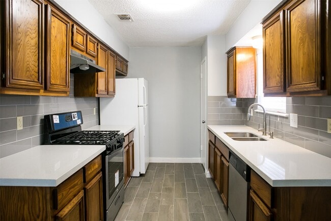 Building Photo - 12051 Creekhurst Dr