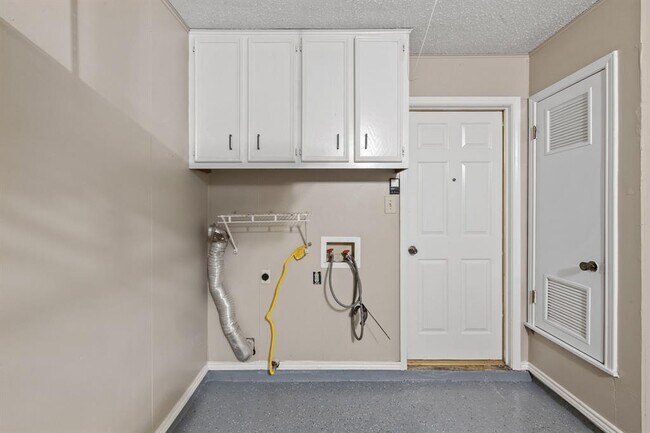 Building Photo - 6525 Hart Ln