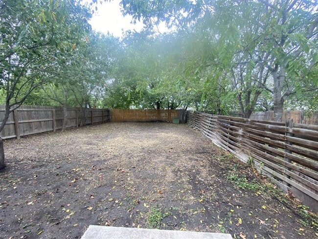 Building Photo - Cute 2/2 duplex with a garage