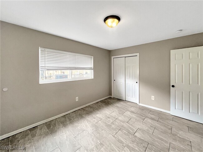 Building Photo - 2210 Parkview Dr