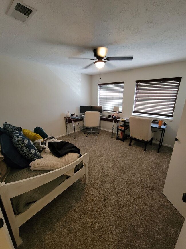 Building Photo - Bryan - 2-bedroom / 1.5-bath / 2 story Tow...