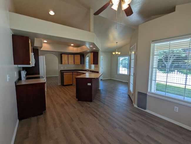 Building Photo - Park Like Setting