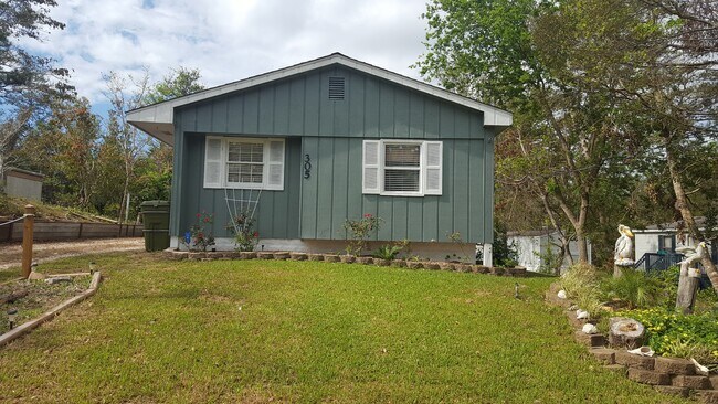 Building Photo - 305 Fairview Dr