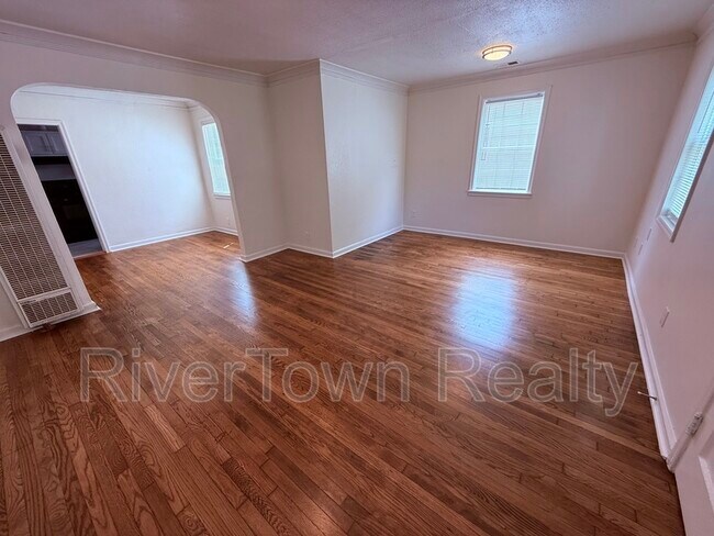 Building Photo - 2677 Larose Ave