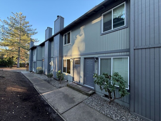 Building Photo - NOW SHOWING SNEAK PREVIEW - RENOVATED TOWNHOME in Raleigh Hill Available for IMMEDIATE MOVE IN an...