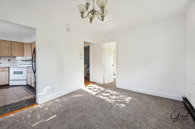 Building Photo - $1075month - 2 Bed 1 Bath in Roseville