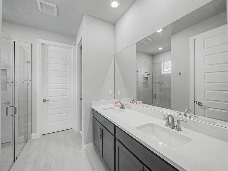 Building Photo - 9049 Dahlia Cir