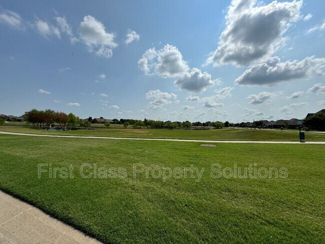 Building Photo - 5001 SW 128th Ct