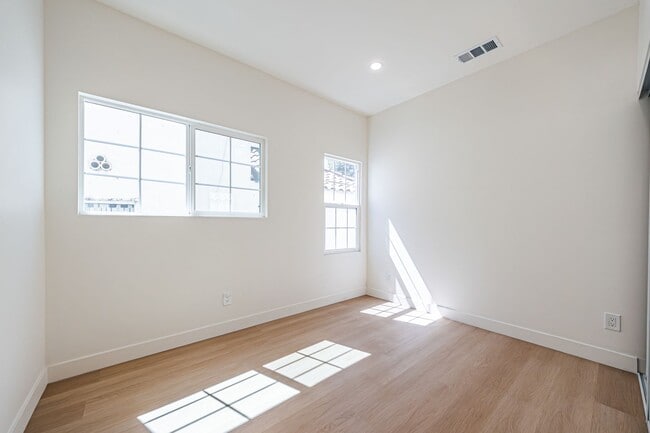 Building Photo - Modern Upstairs 3-Bed/2-Bath at 4222 – Two...