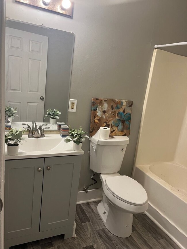Building Photo - 3 Bed/ 1 Bath and move-in ready! www.PMCoreUSA.com submit guest card for showings!