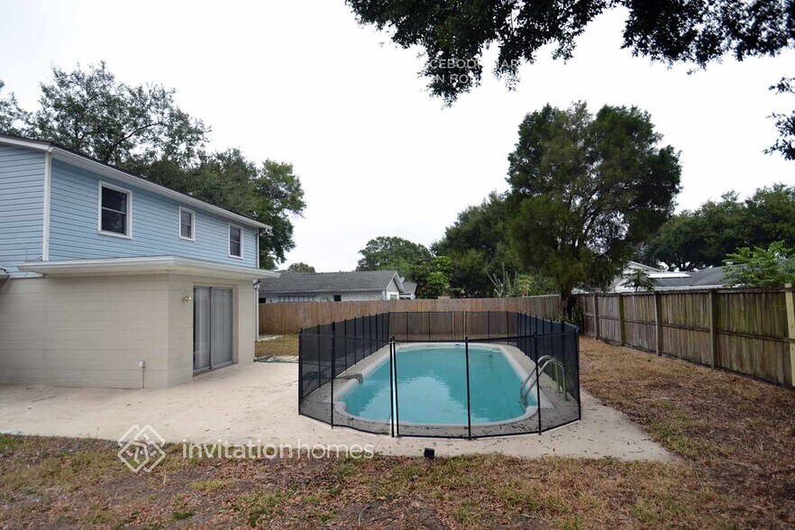 Building Photo - 1705 Village Ct