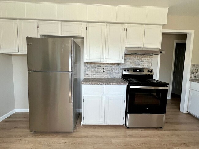 Building Photo - 4203 SE Dorchester- Available now!