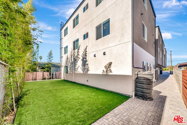 Building Photo - 1584 W 37th St