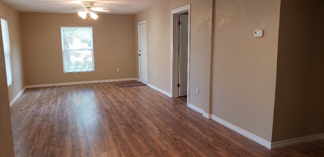 Building Photo - 1304 W Walnut Ave