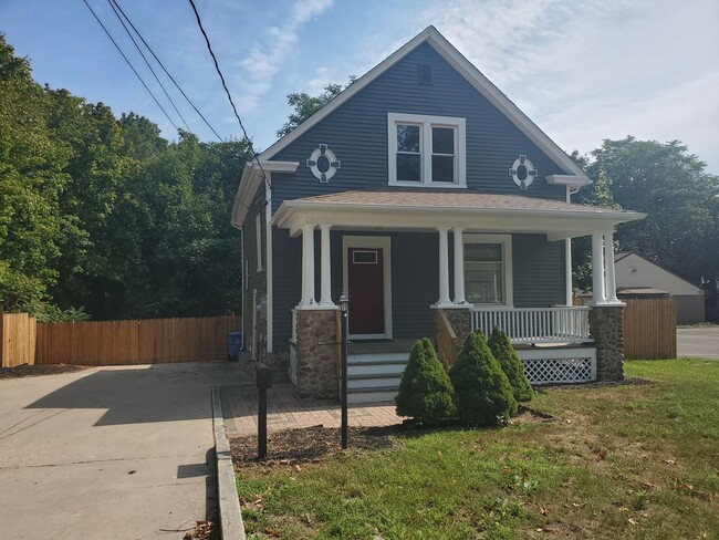 Building Photo - 2 Bedroom 2 Bath Bungalow With Fenced Yard