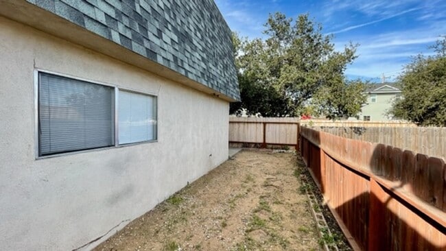 Building Photo - 2 Bedroom Townhouse with Fenced Yard by Harloe Elementary School