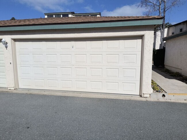 Building Photo - 2 Bed, 2 Bath Upper Unit in La Jola