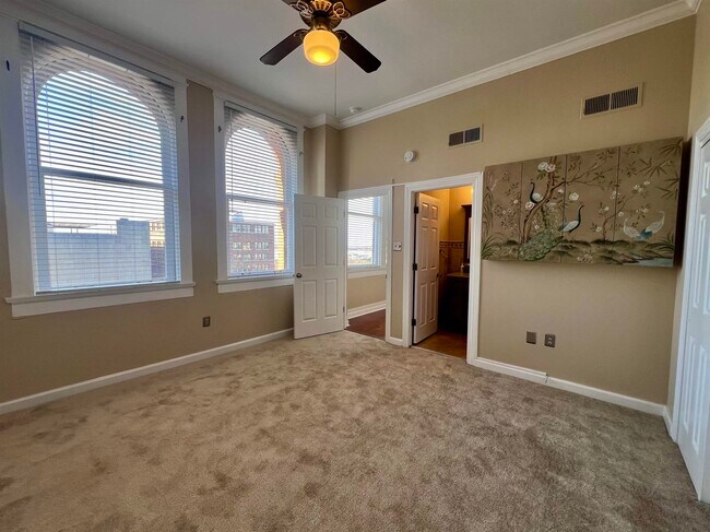 Building Photo - 10 N Main St