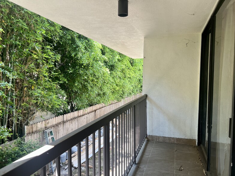 Balcony - 911 N Kings Rd