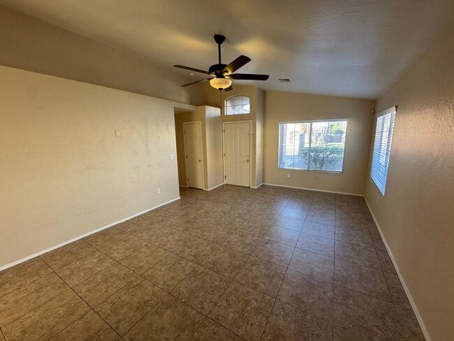 Building Photo - 3 Bedroom - 2 Bath - Mesa