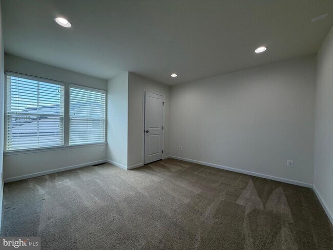 Building Photo - 43405 Southland St