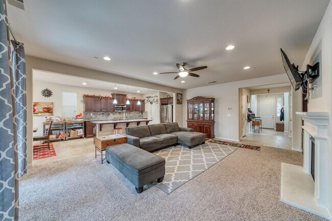 Building Photo - Beautiful 5 bedroom / 4 bath near Clovis East