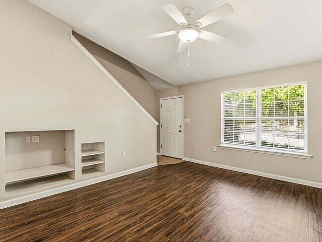 Building Photo - 3-bedroom 3-bathroom condo off Tharpe, great location, newly updated!