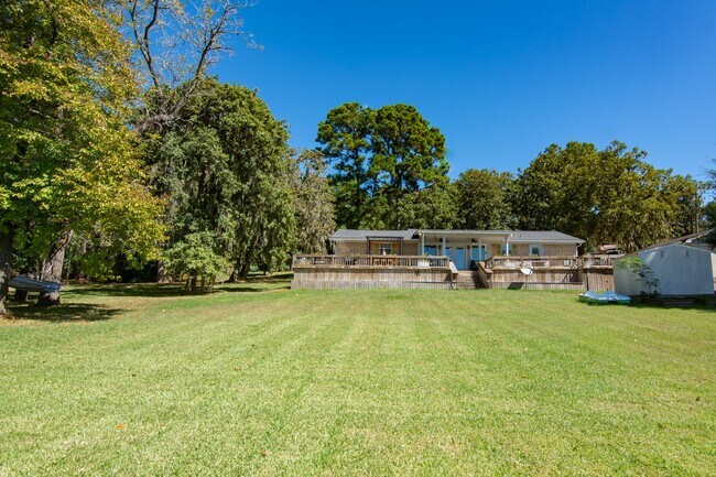 Building Photo - 150 Edgewater Way