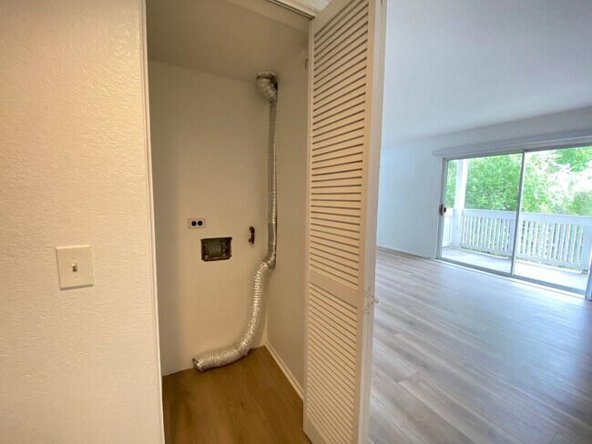 Building Photo - Bright 2 Bedroom Condo in Oceanside!