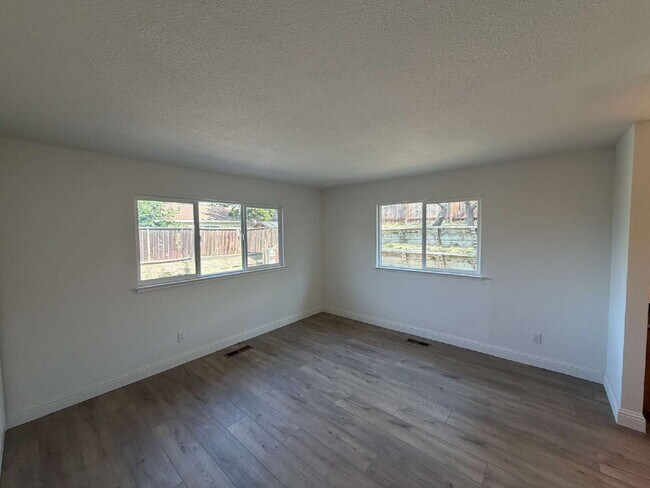 Building Photo - 1089 Honey Ct