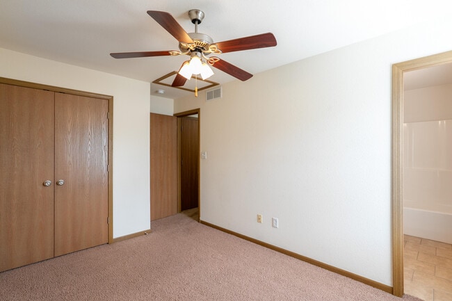 Building Photo - 601 Glenstone Dr