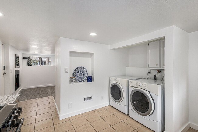 Building Photo - Duplex unit near Downtown! Utilities included!