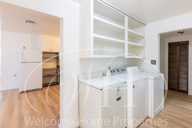 Building Photo - Comfortable 3-Bedroom Home with Fenced Yard and Attached Carport