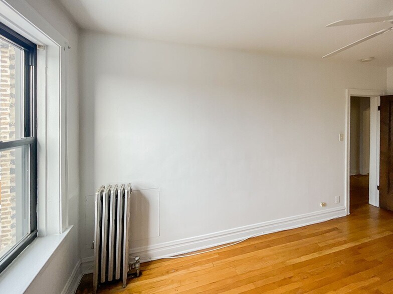Building Photo - 2540 W Summerdale Ave