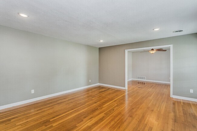 Building Photo - 4 bedroom home in Cordova Park