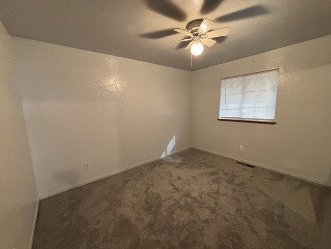 Building Photo - 3/2 on 3/4 acre lot near Holiday Market fo...