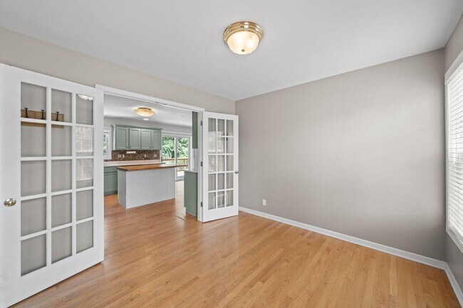 Building Photo - 406 Lakewood Dr