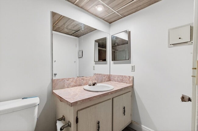 Building Photo - 180 Flanders C