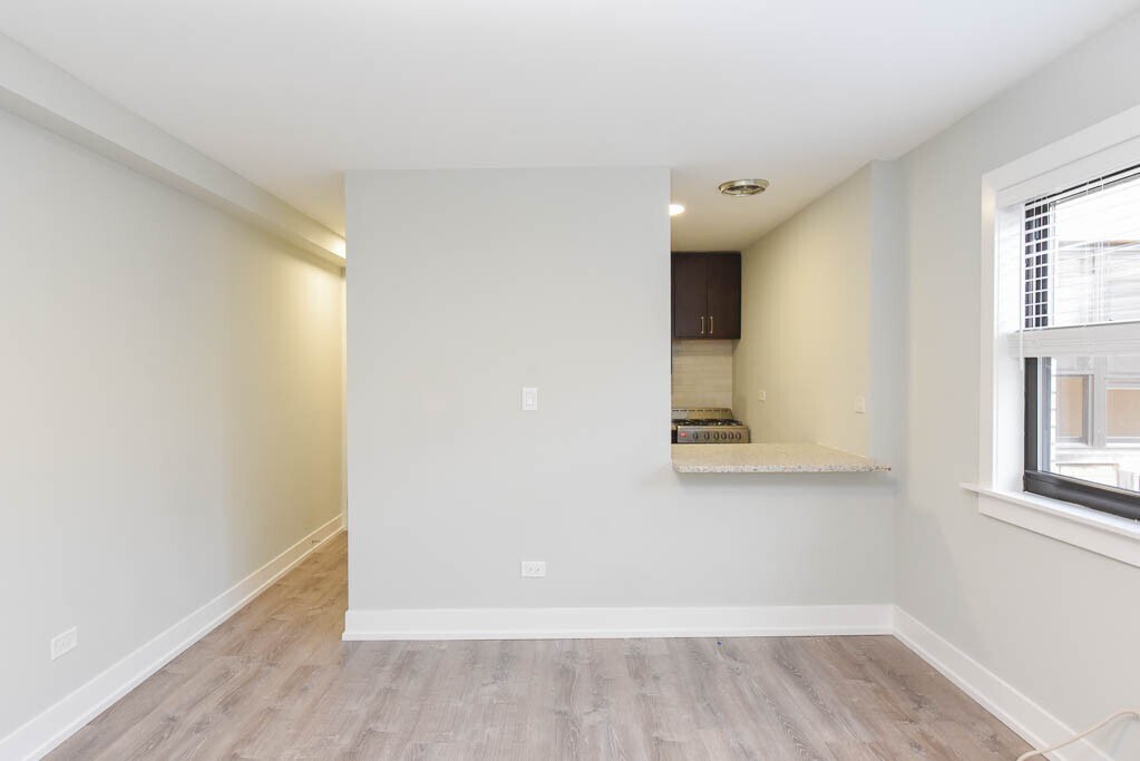 Building Photo - 450 W Barry Ave