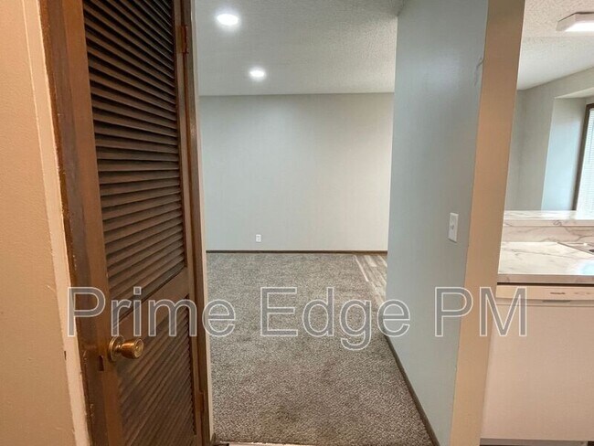 Building Photo - 6235 Holdrege-D11