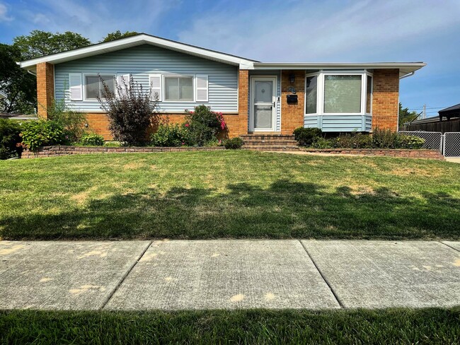 Building Photo - 708 E Greenwood Dr