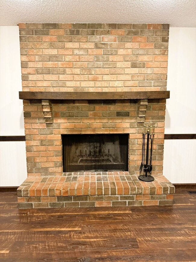 Building Photo - 4 bedroom home with 2 Garages, Finished Basement & Fenced Yard