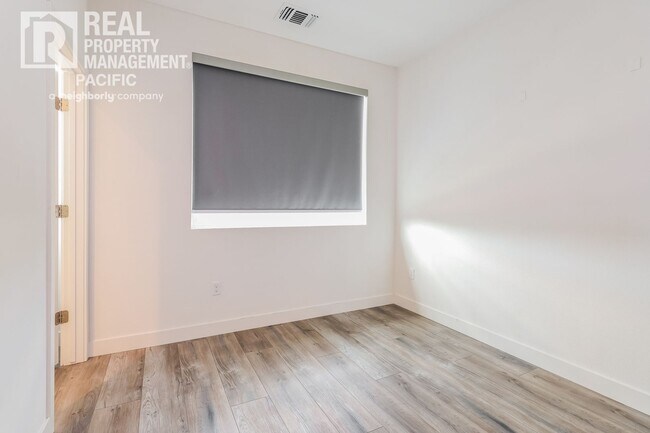 Building Photo - Modern Townhome in Gated West Oakland Comm...