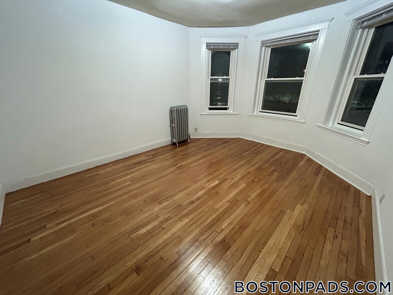 Building Photo - 143 Park Dr