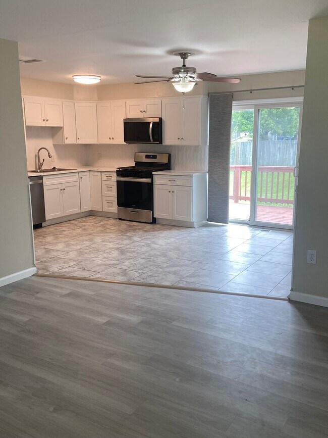 Building Photo - For Rent: Charming 3 Bedroom, 2 Bath Single-Family Home in St. Louis Monthly Rent: $1,950 (2 year...