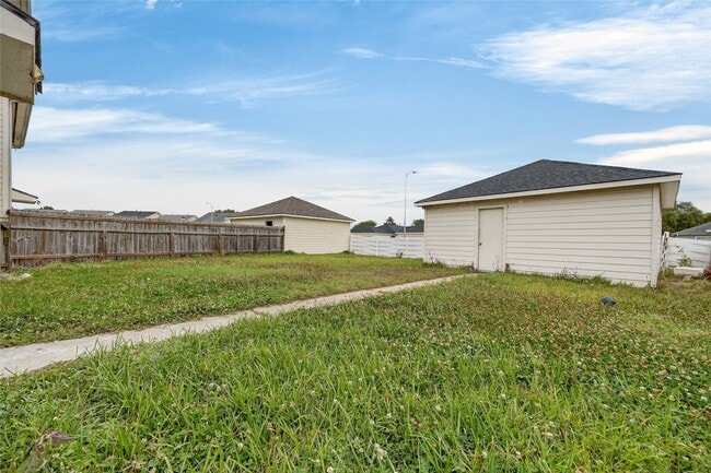 Building Photo - 20747 Settlers Lake Cir N