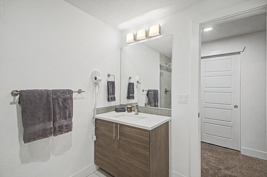 Building Photo - 2824 W Parkside Pl